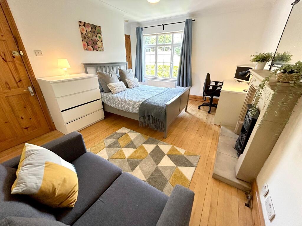 This beautifully designed double bedroom featur...