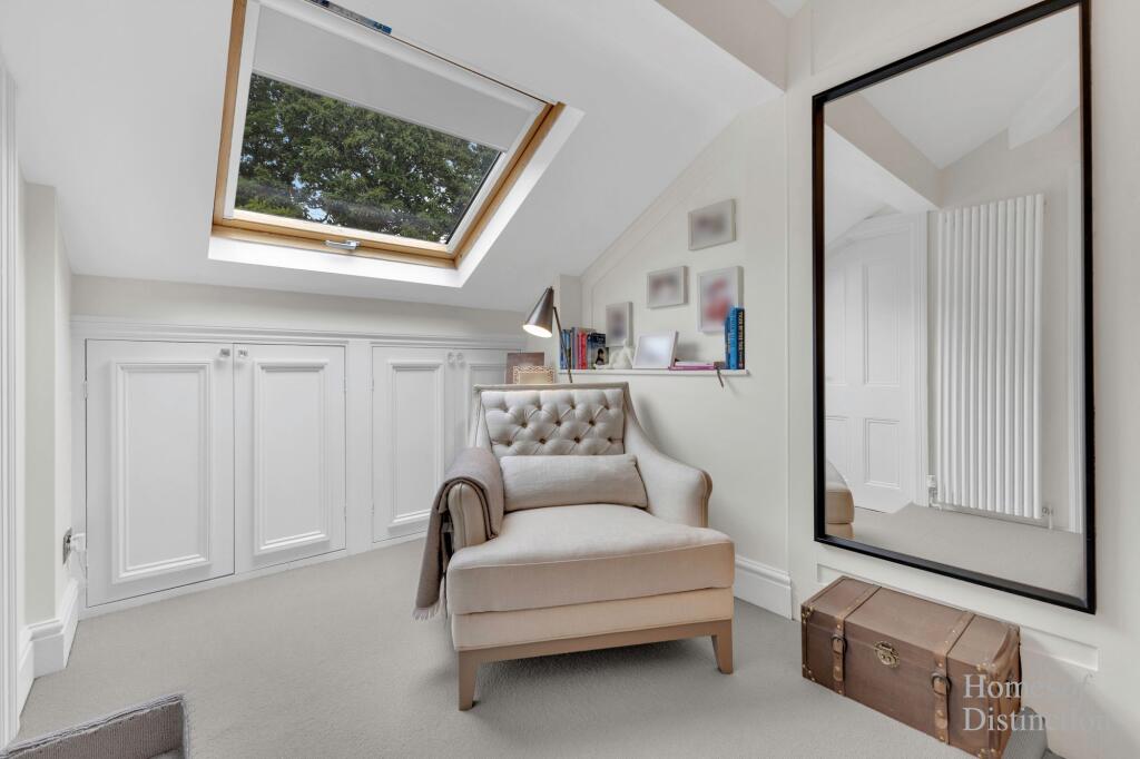 Master Bedroom (Eaves Storage)