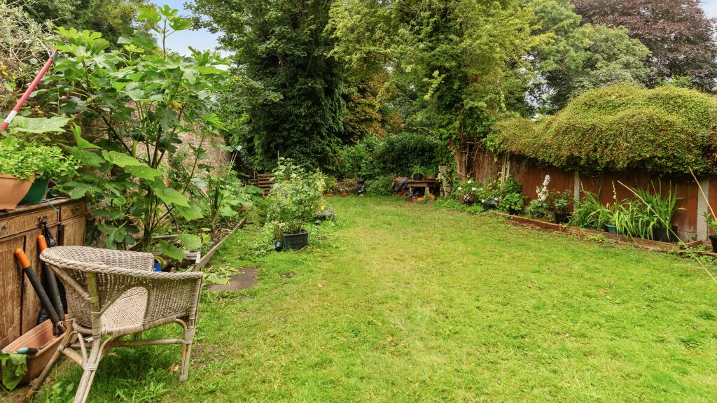 Flat A, 31 Belvedere Road, Crystal Palace, London, SE19 2HJ