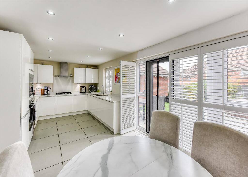11 Thruxton Avenue-kitchen1.jpg