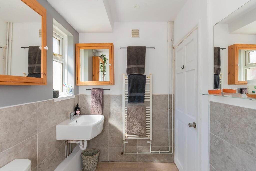 6M5RBR - Bathroom A.jpg