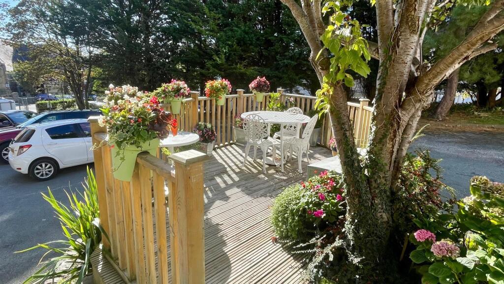 COMMUNAL SEATING AND PATIO AREAS