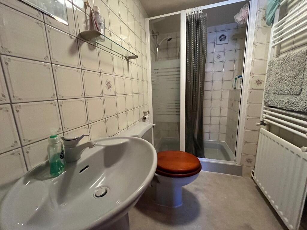 En-suite (bed 3)