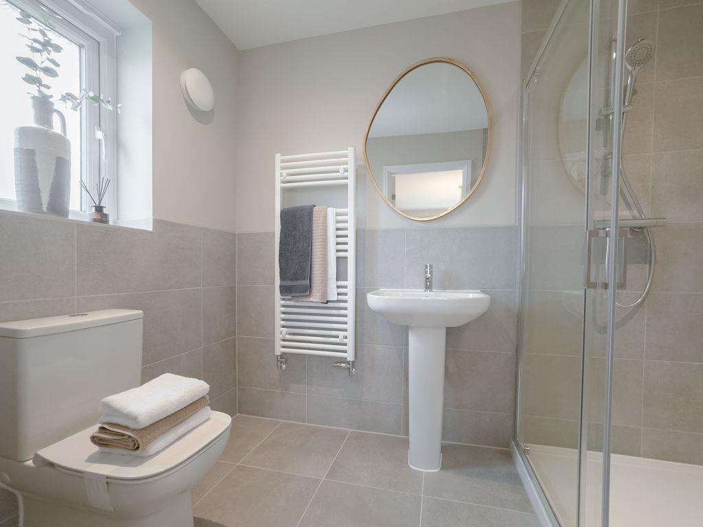 16. En-suite 2.jpg