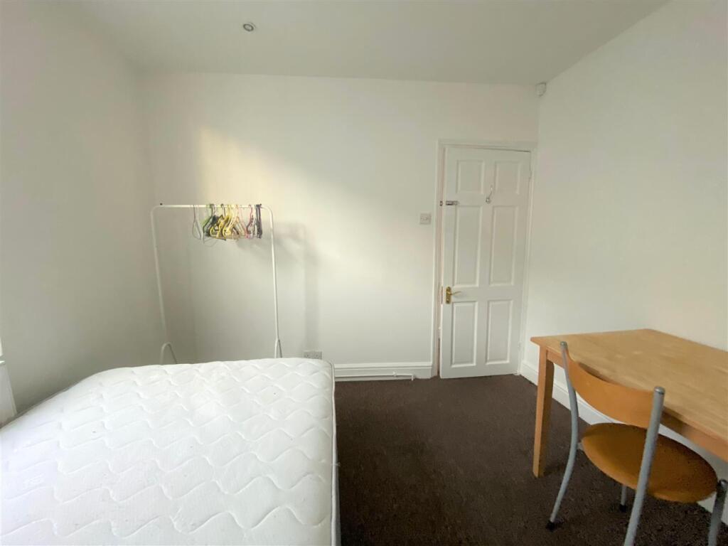 4 Kingsbury St bed 1.jpeg