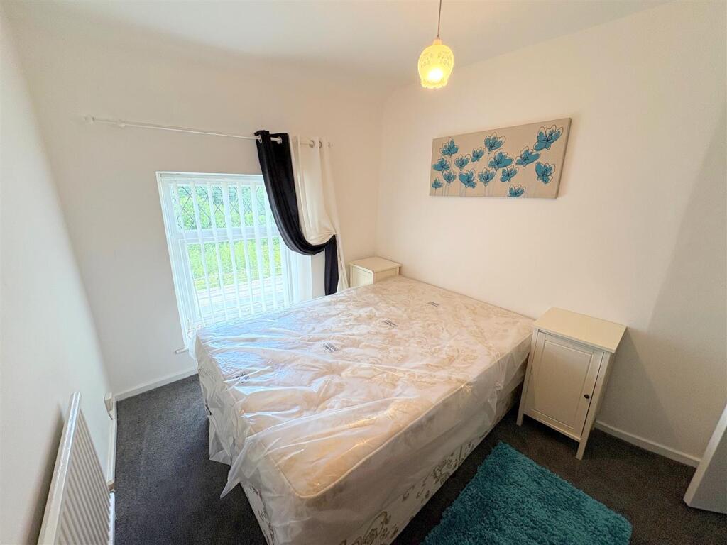Bedroom 1b.jpg