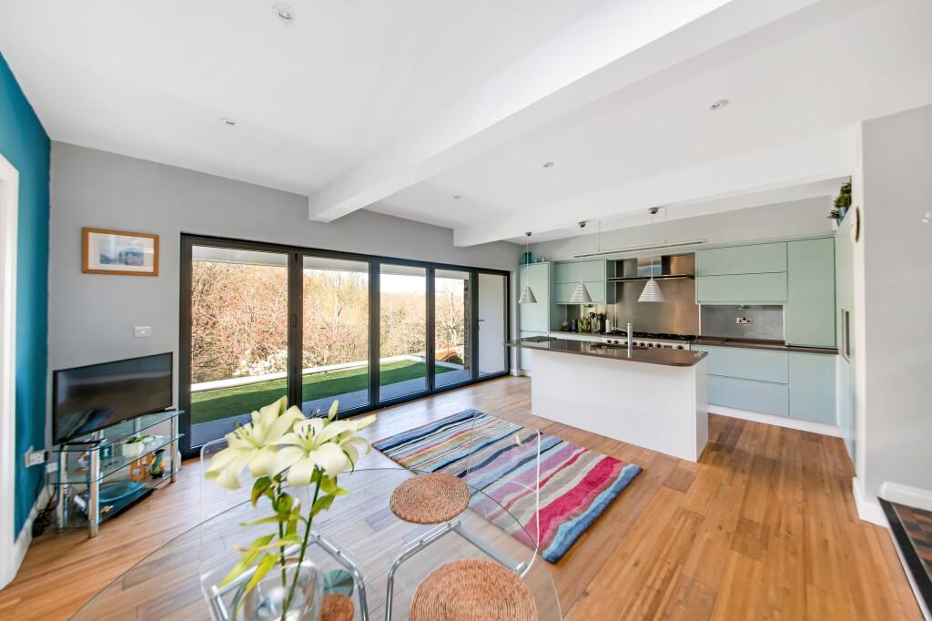 OPEN-PLAN DINING KITCHEN