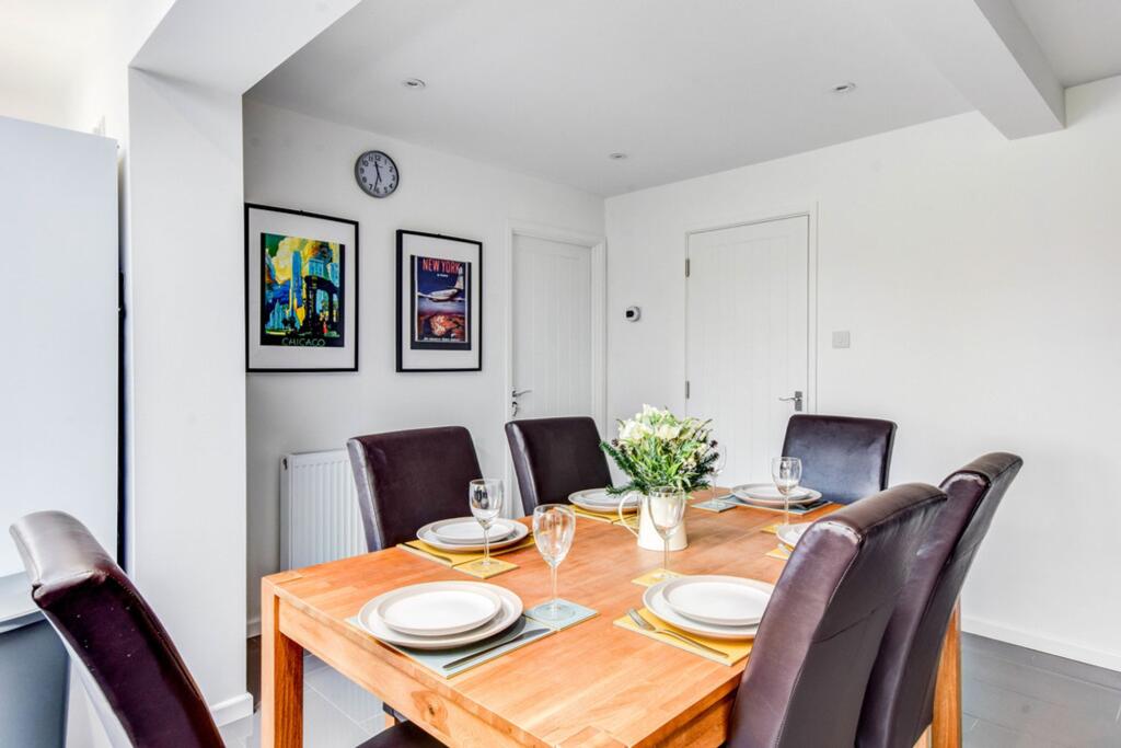 LOUNGE / KITCHEN / DINING AREA