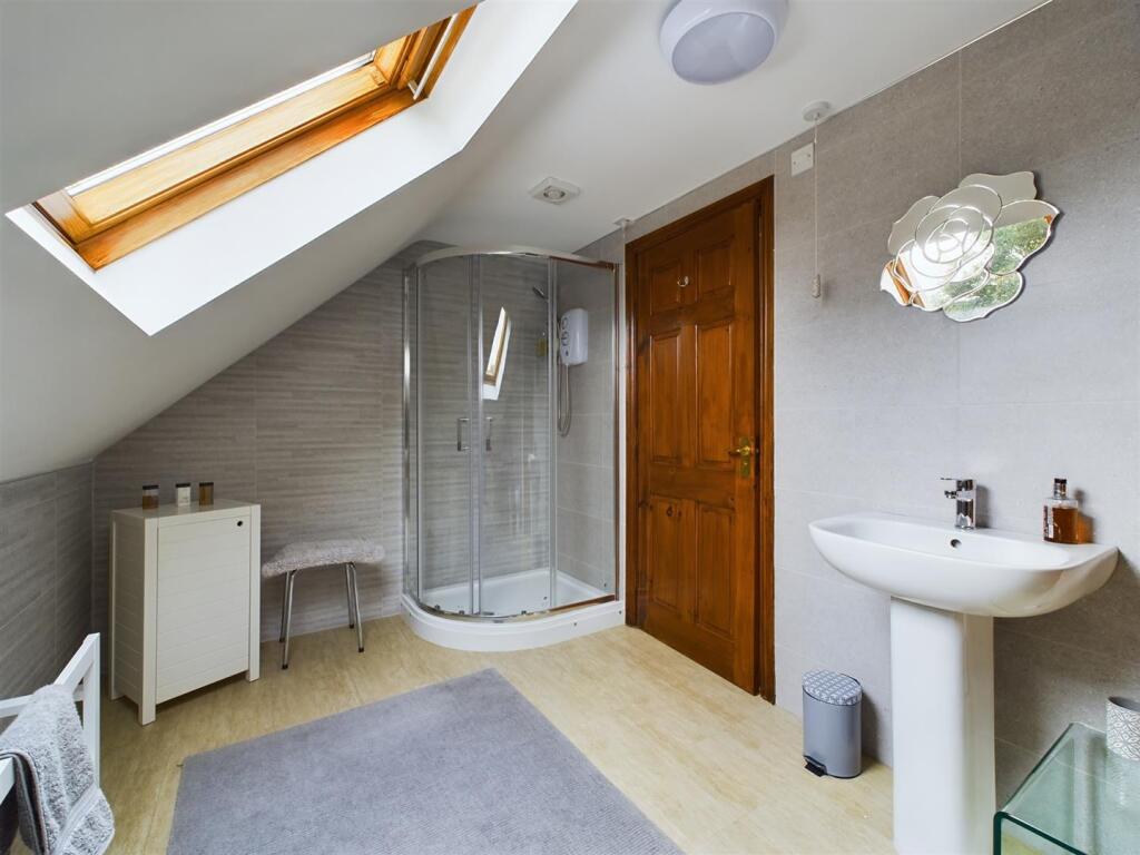 Bed 2 En-Suite (2).jpg