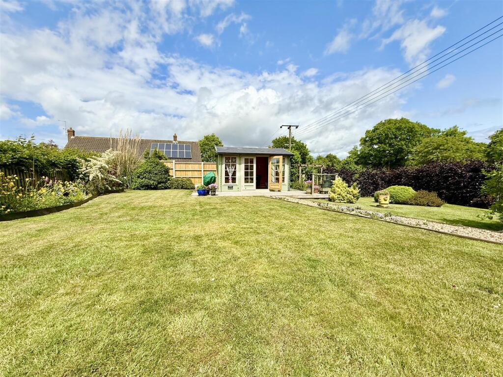 garden with summer house
