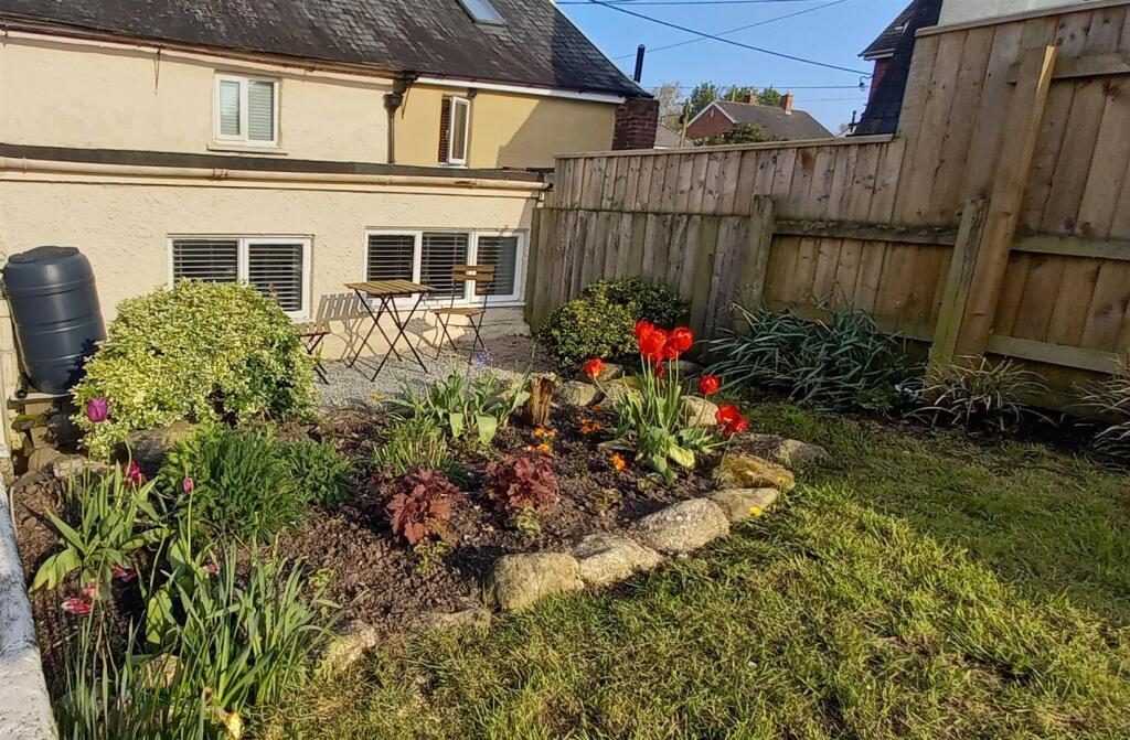 sunnygarden1 Bistro set.jpg