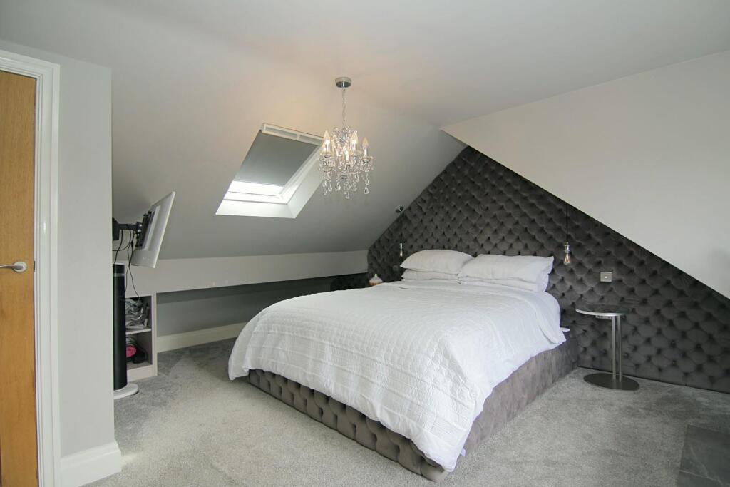 MAIN BEDROOM