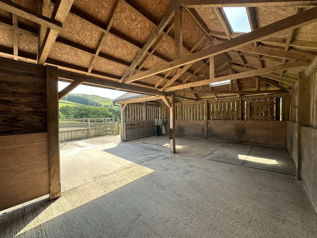 'L' SHAPED STABLES