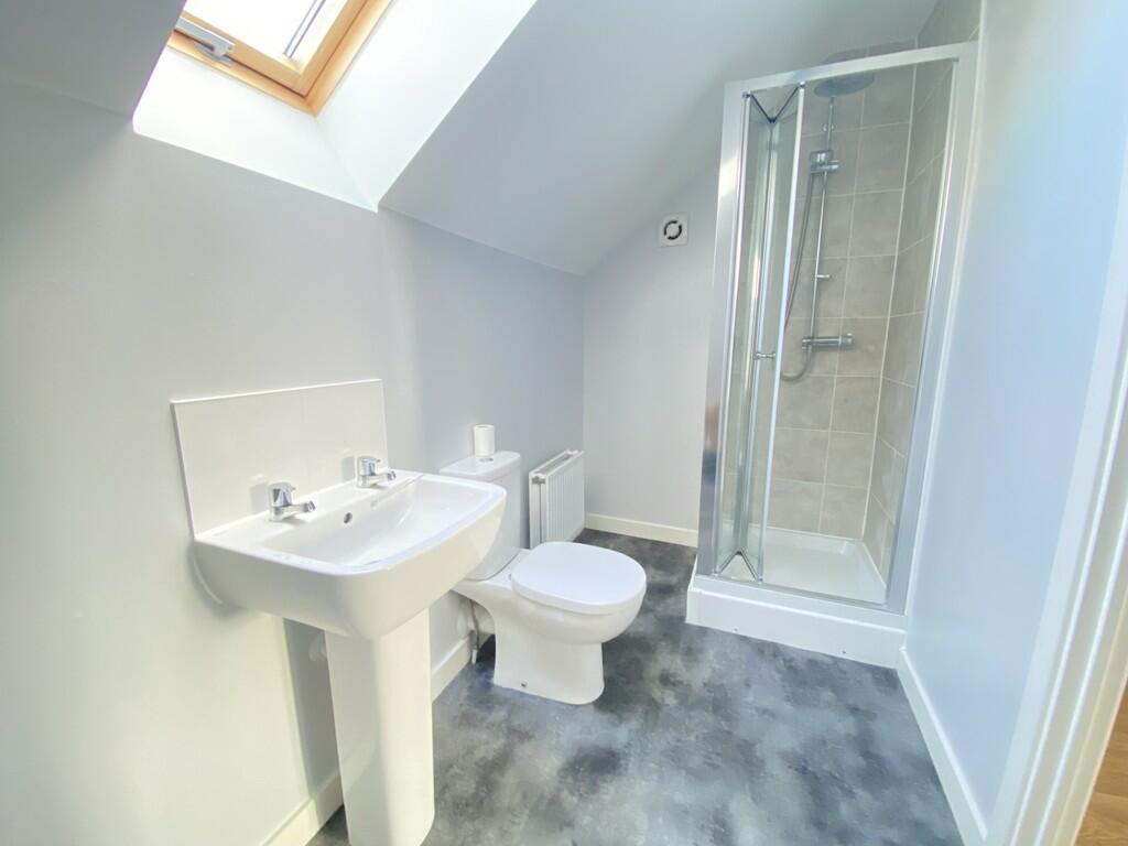 En suite shower r...