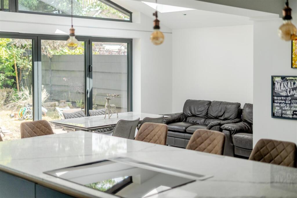 3 Croft way kitchen 6.jpg