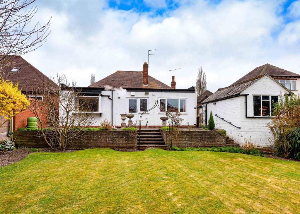 38 Meadow Road-garden2.jpg