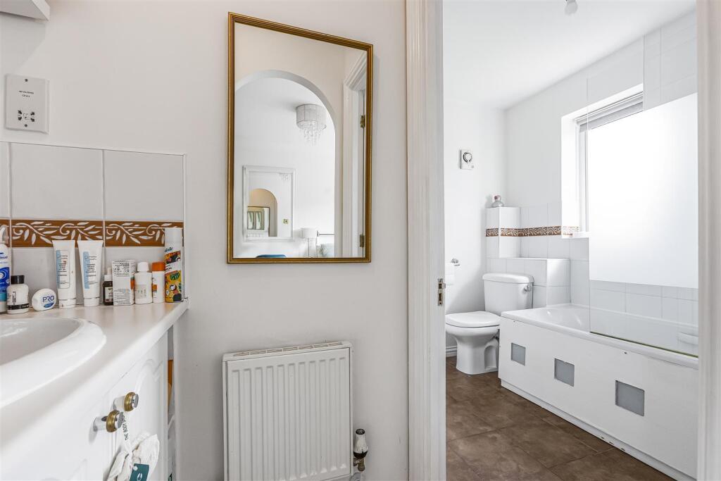 JACK AND JILL ENSUITE TO BED 3 AND 5:
