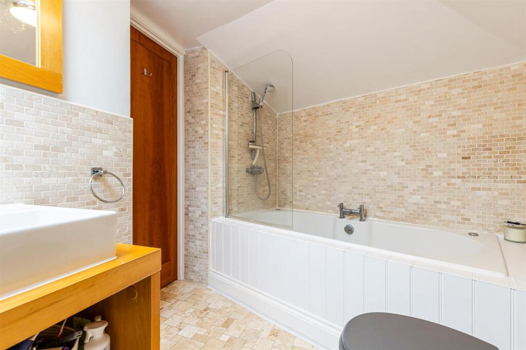 A18 - 6 Endsleigh Court, Stoke Fleming - 251111.jp