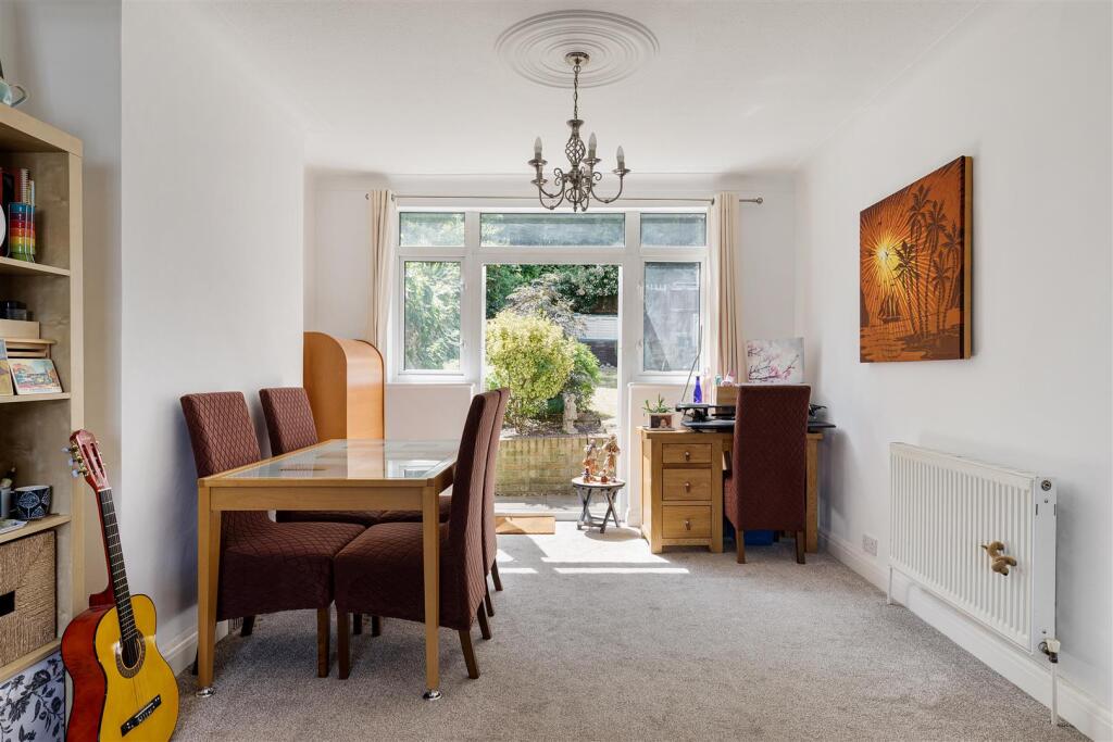 Larkshall Crescent E4