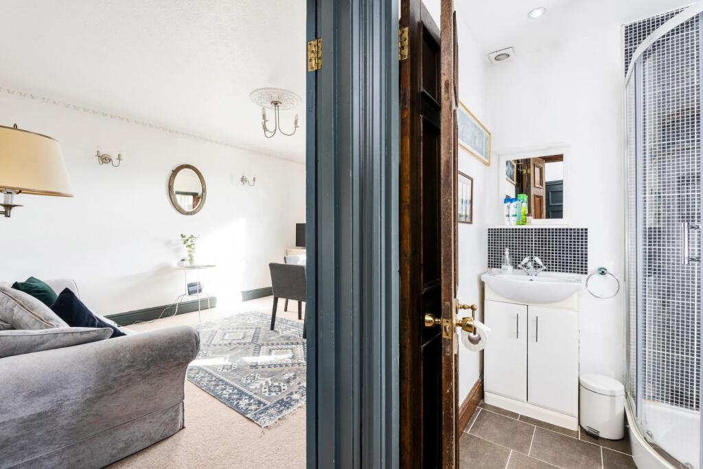 Flat 3, 2 Kensington Place, Bath, BA1 6AW-7.jpg