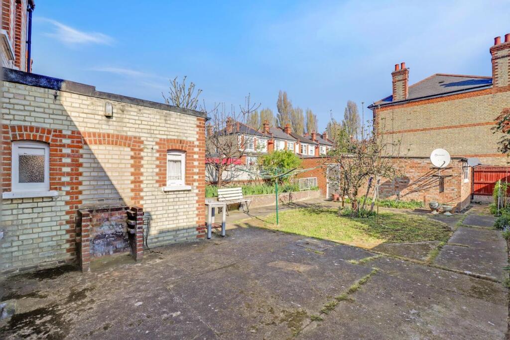 07-8292JHPropWorld - 25 Earlsthorpe Road - 19-medi