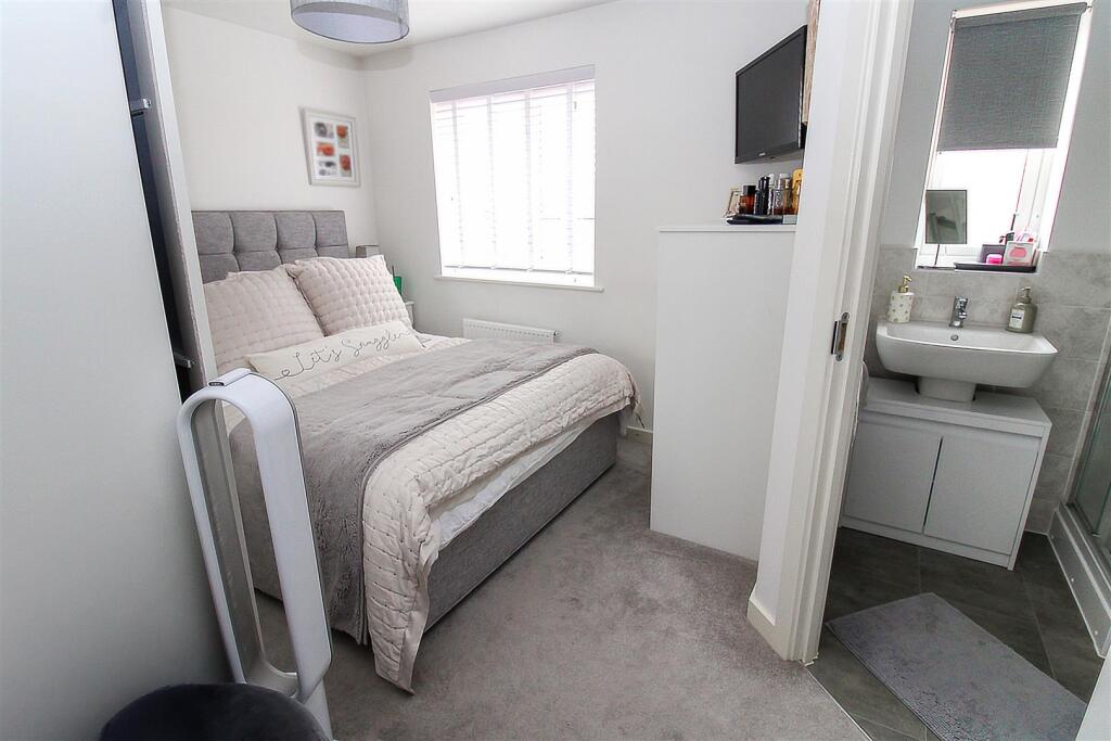bedroom 1.JPG