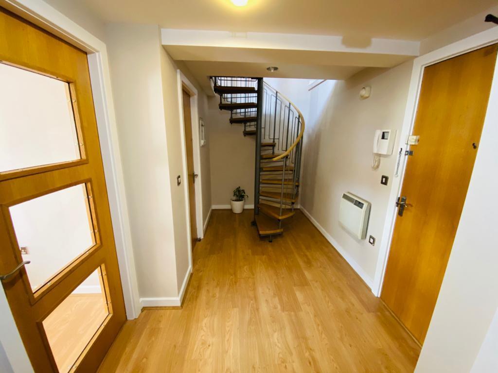 ENTRANCE/VESTIBULE