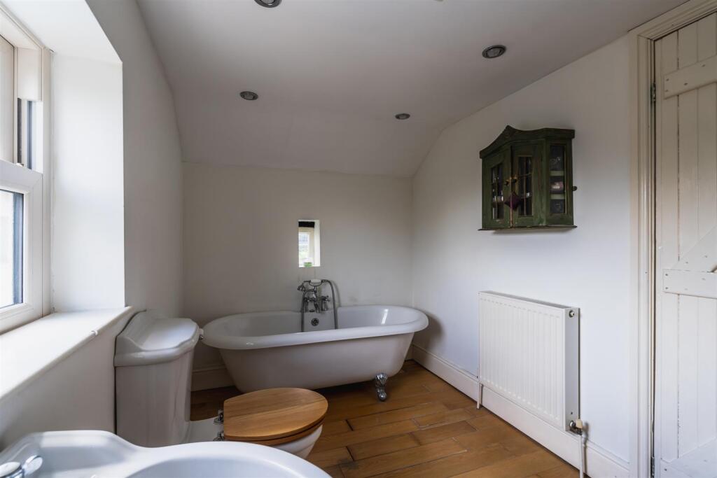 Master En-Suite Bathroom