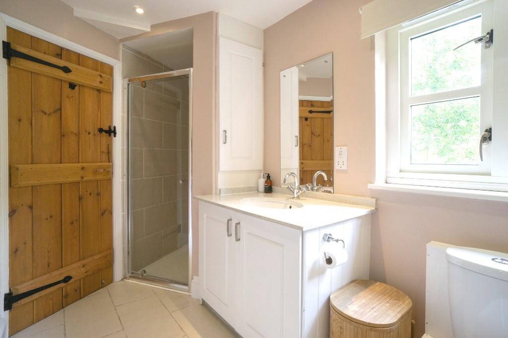Main bathroom 2