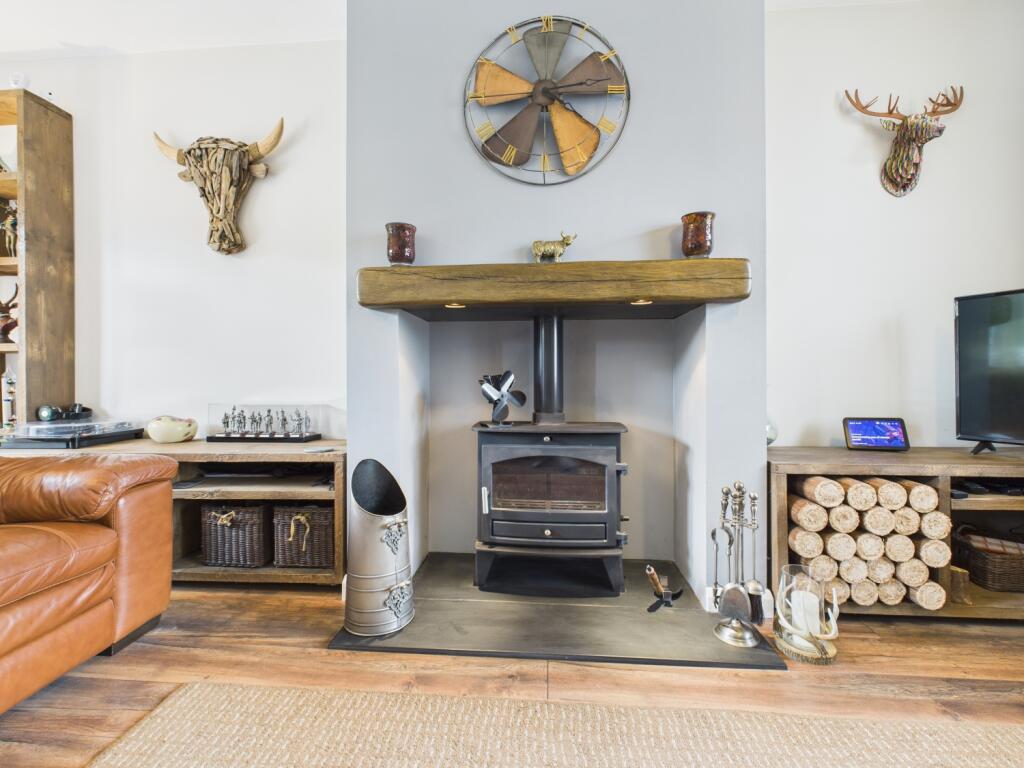 CAM03729G0-PR0127-STILL014