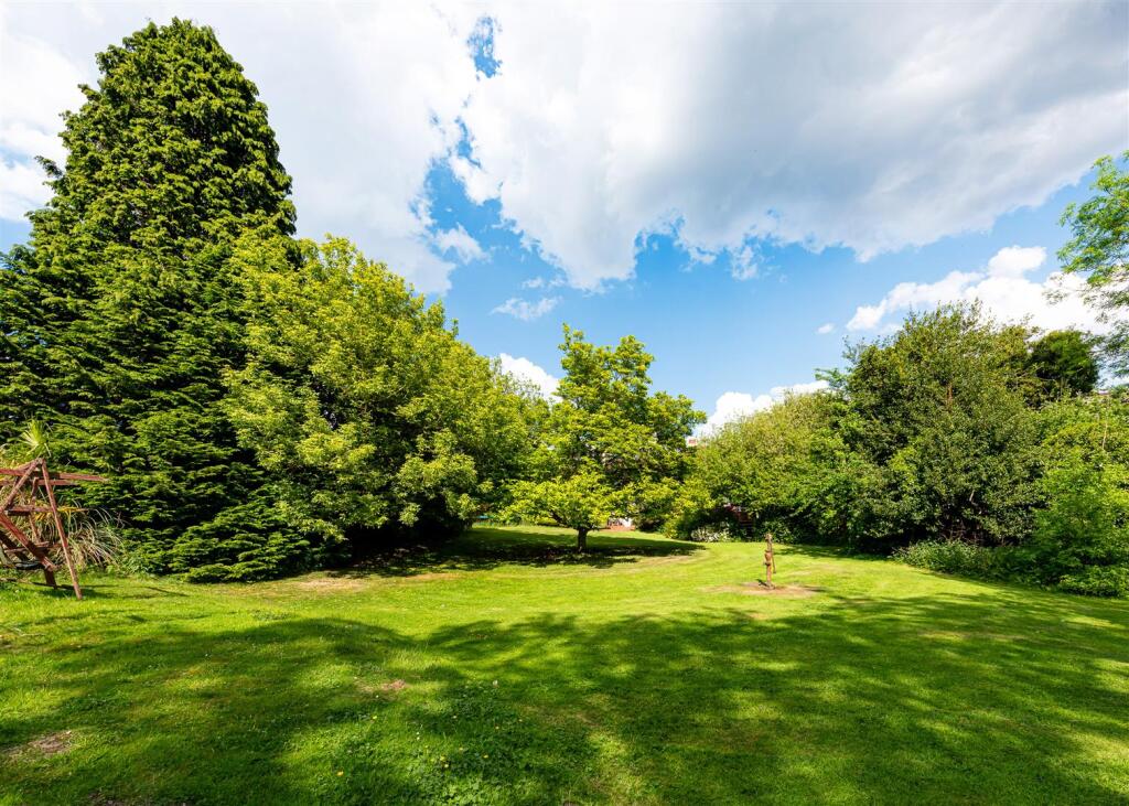 Natsfield House-garden8-MAY25.jpg