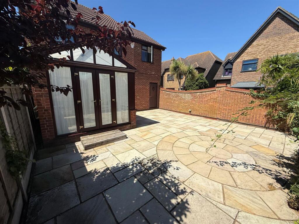 4 ROCHFORD CLOSE 3.jpg