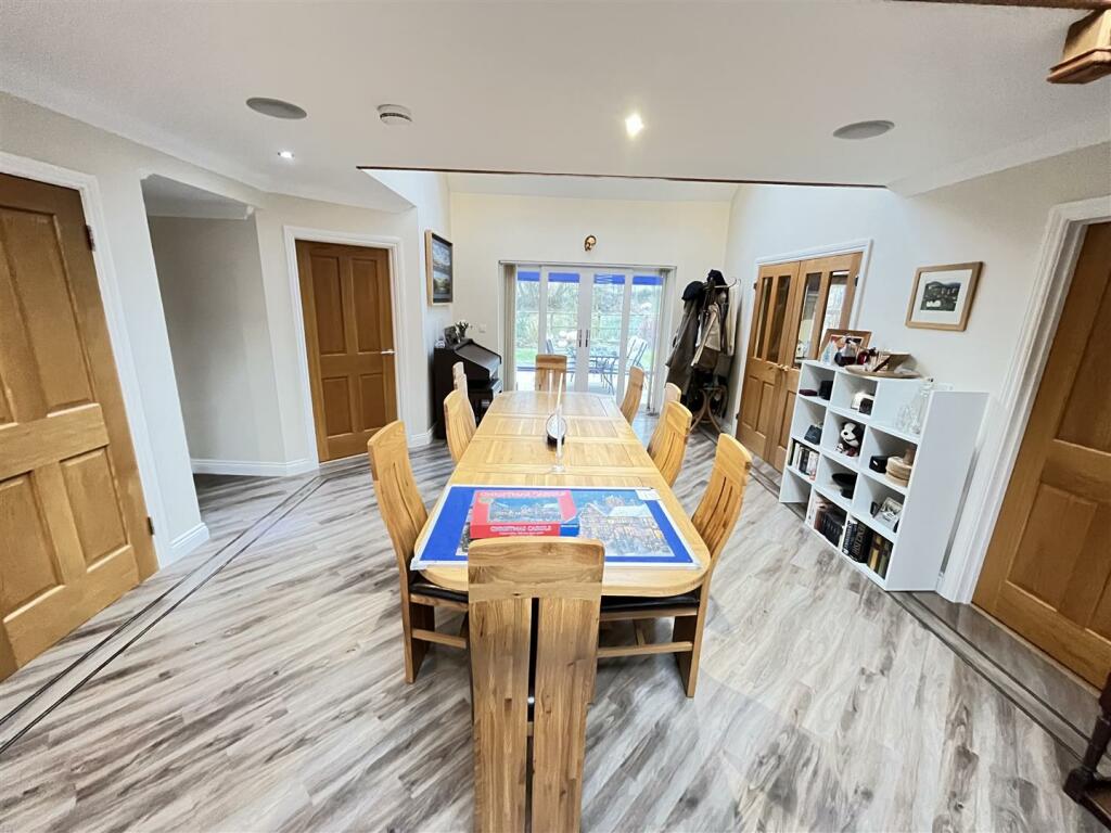 Entrance Hall/Dining Area