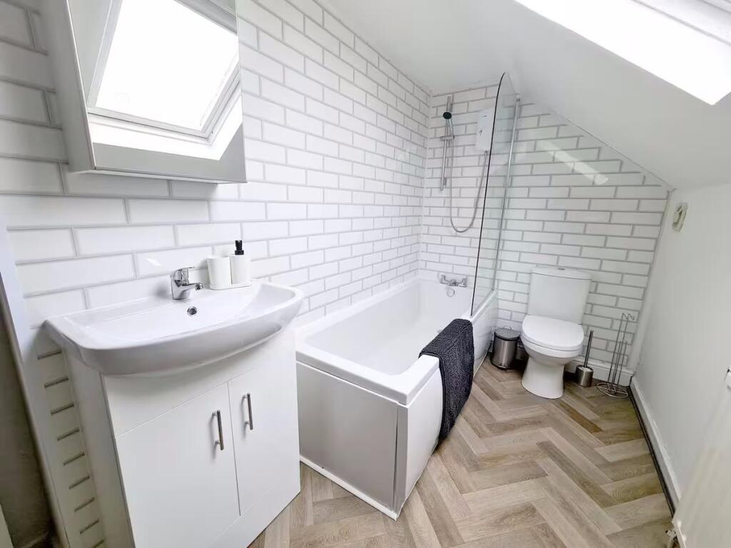 Bathroom 1.jpg