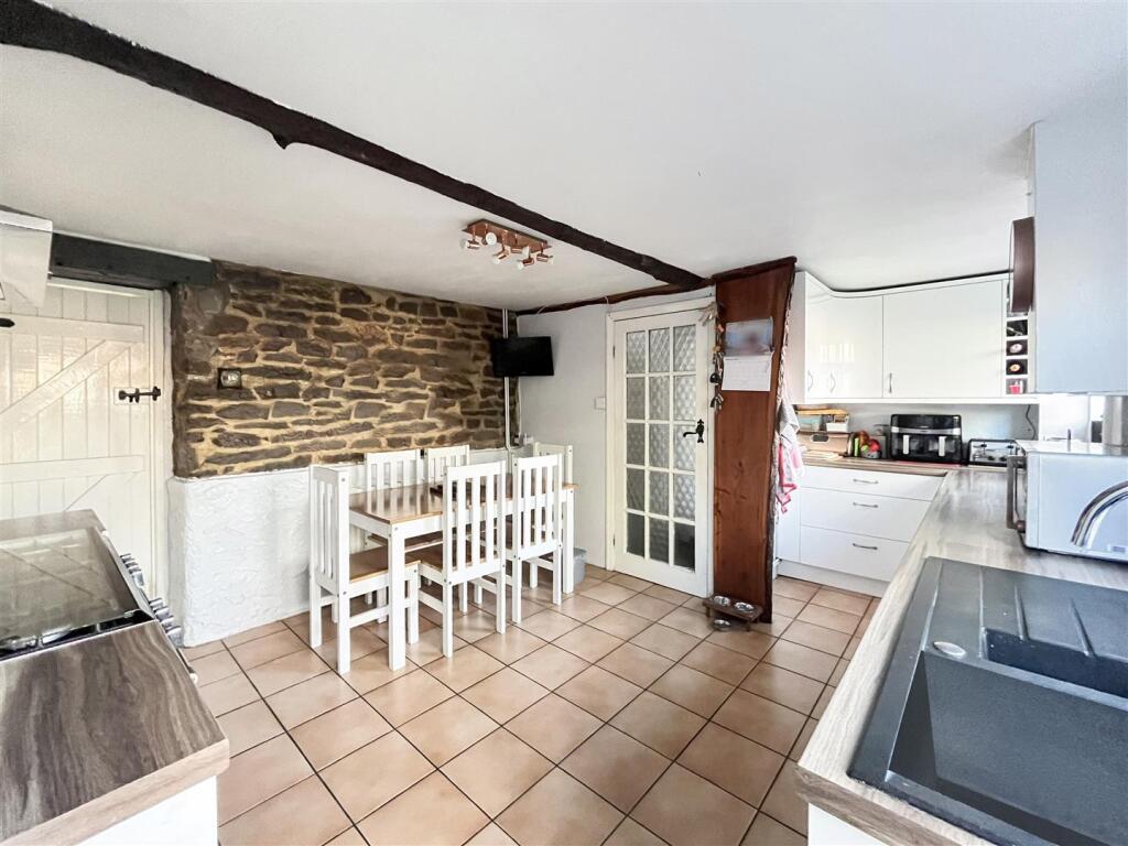 kitchen 2.jpg