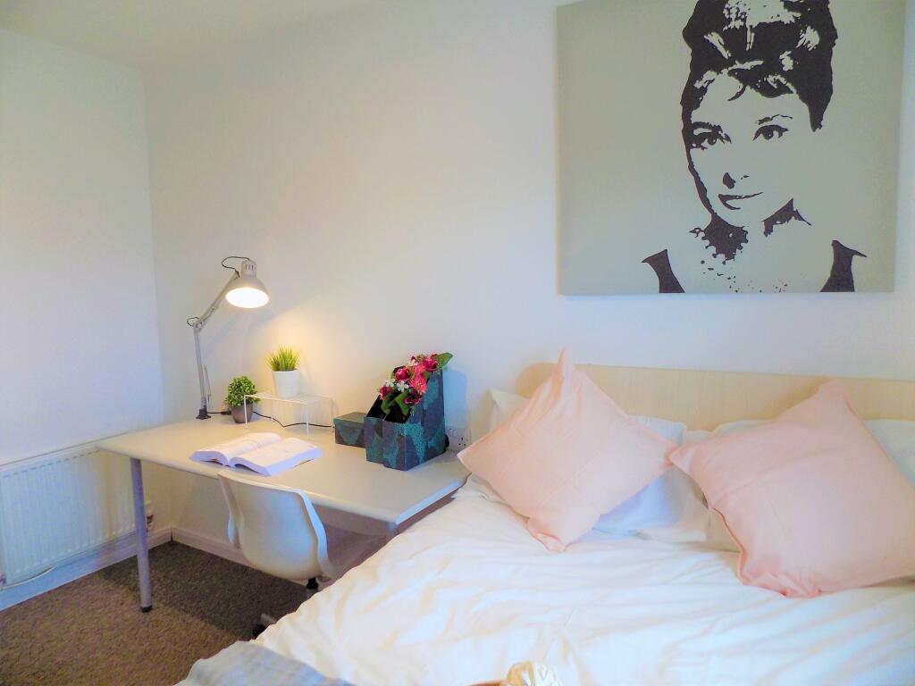 A cozy and well-decorated single bedroom featur...