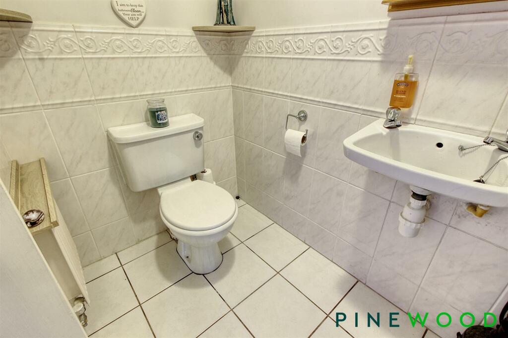 GROND FLOOR W,C/CLAOKROOM