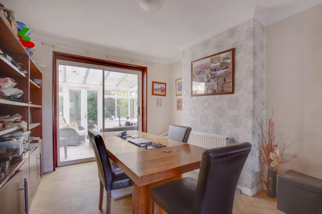 thumbnail_41 Hillview Road, HP13 6XY-10.jpg