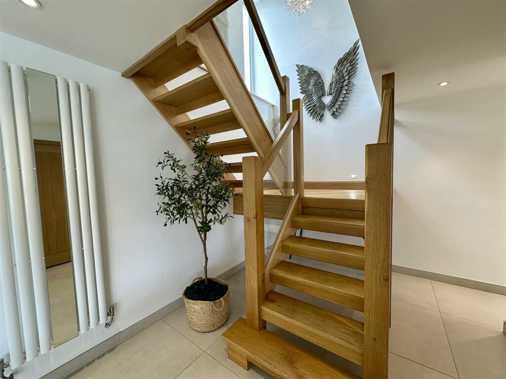 GALLERIED FIRST FLOOR STAIRS AND LANDING