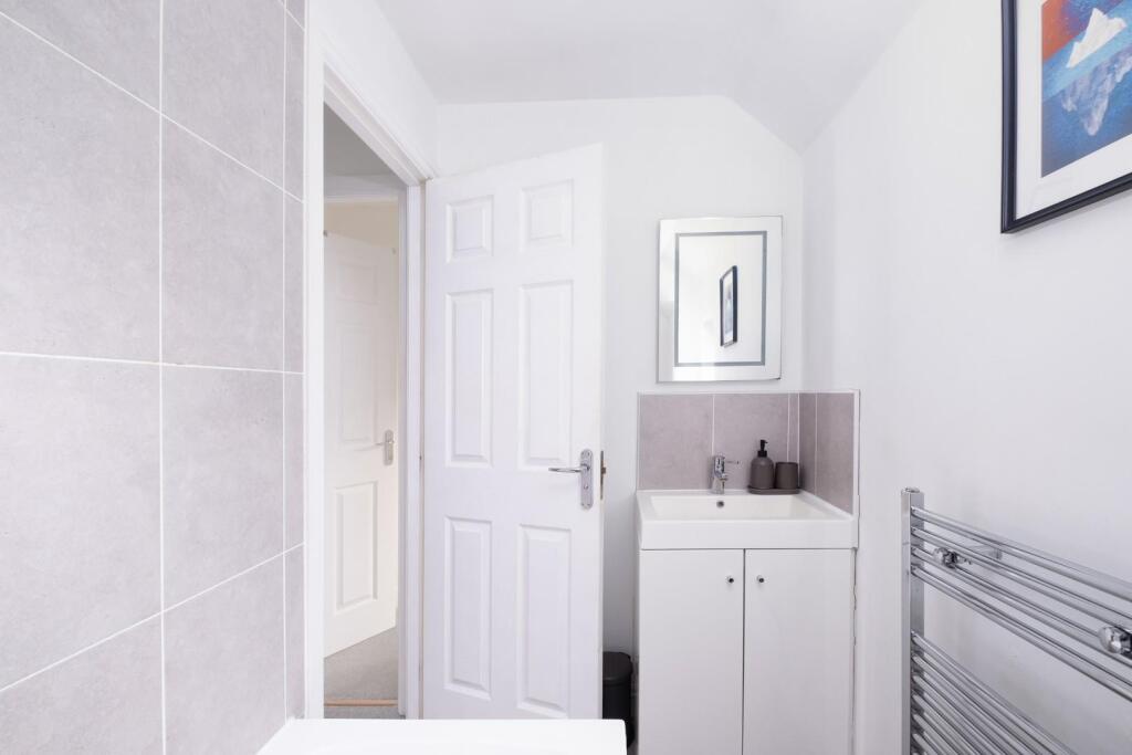 6 TRUBSHAW CLOSE--13.jpg