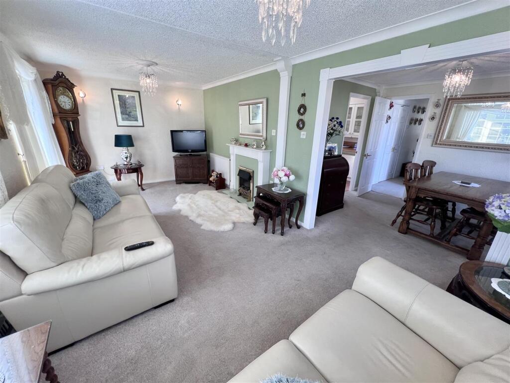 Lounge &amp; Dining Area