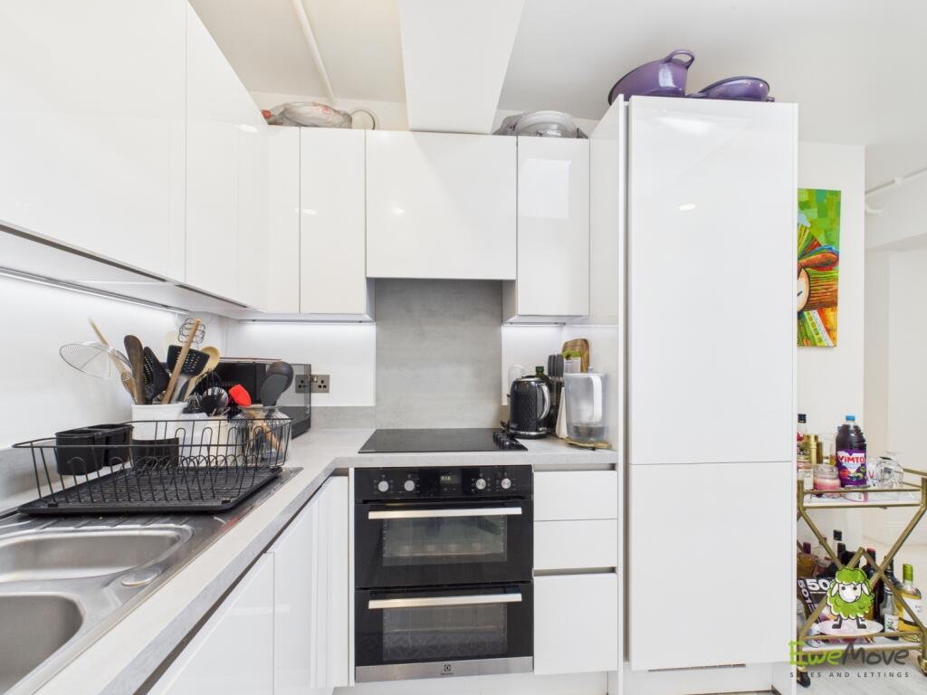 EweMove Basingstoke Estate Agents - Lilly Court - 