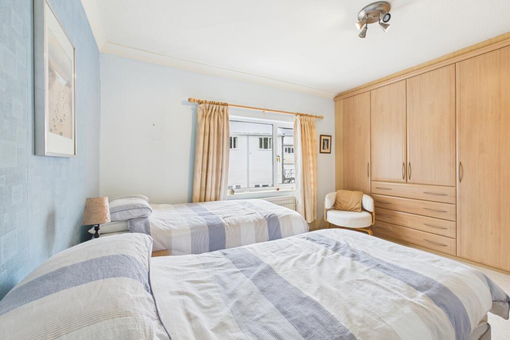 CAM04201G0-PR0075-STILL025