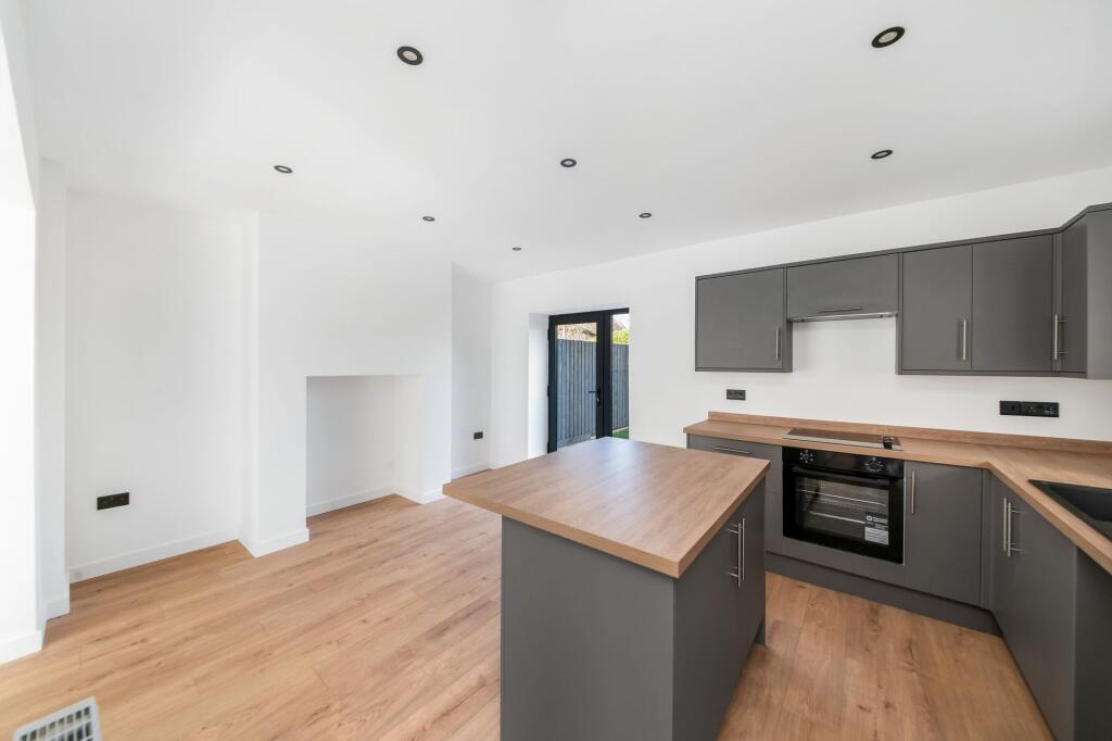 OPEN-PLAN DINING KITCHEN