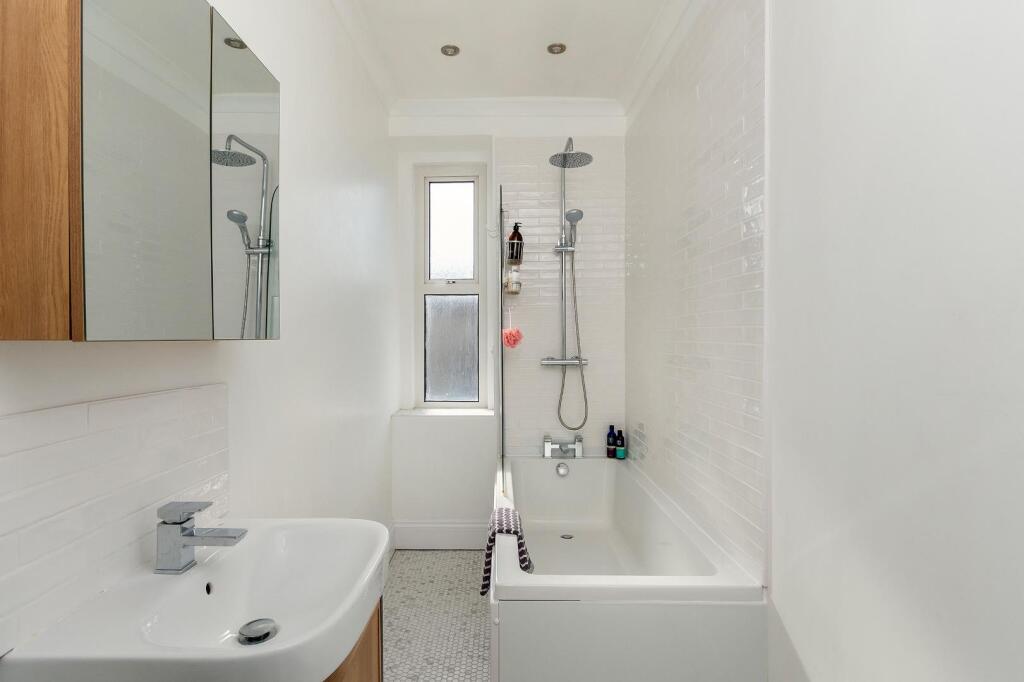 7H7AVP - Bathroom B.jpg