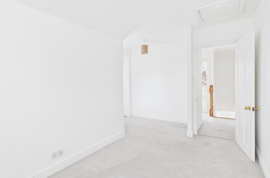 CAM02519G0-PR0348-STILL016