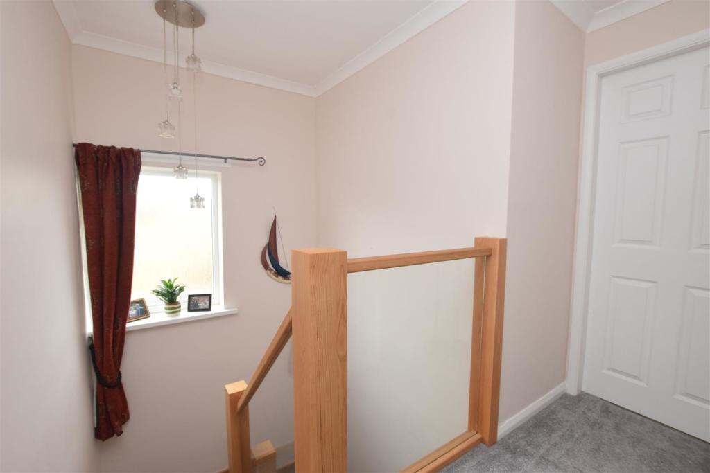 FIRST FLOOR LANDING