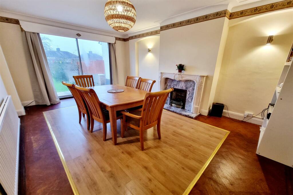 REAR RECEPTION ROOM: