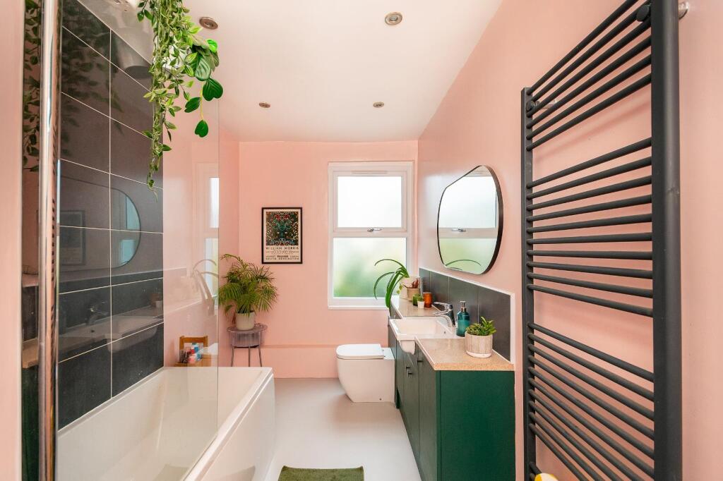 0H4STRD - Bathroom B.jpg