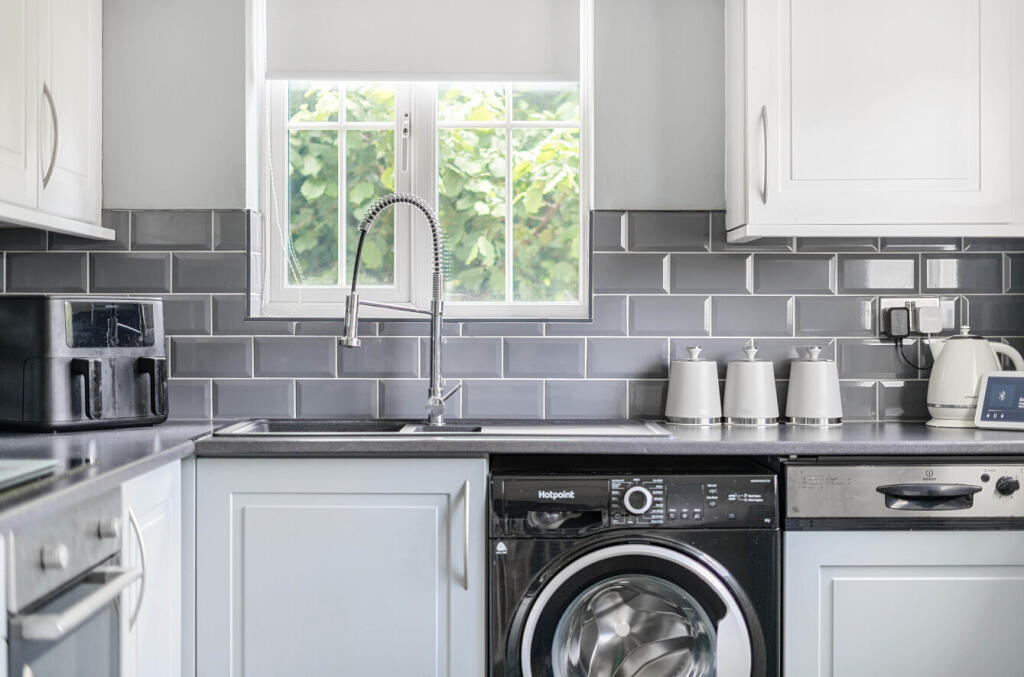 1300705-10-683d82...